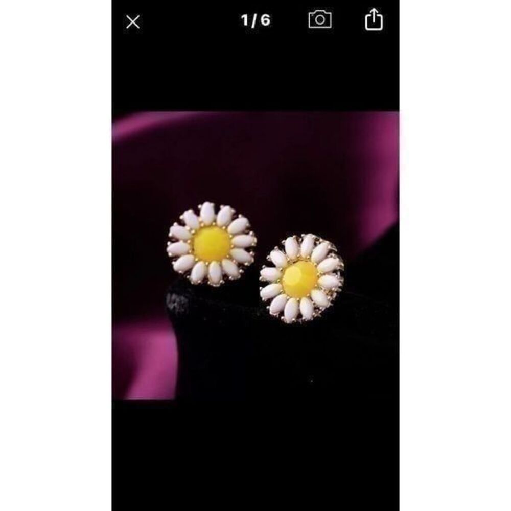 NEW! Daisy Flower Button Stud Earrings